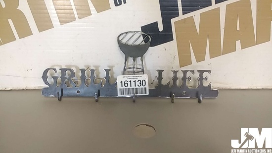 METAL GRILL LIFE W/ GRILL LOGO WALL HANGER