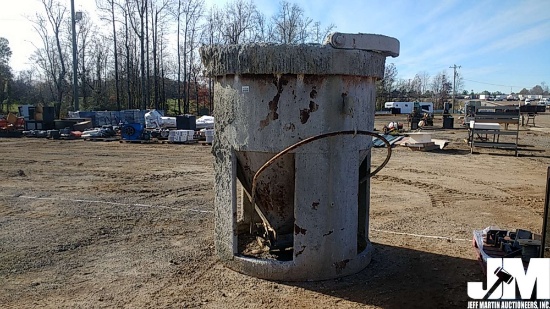 7' CONCRETE BUCKET WITH HOOK