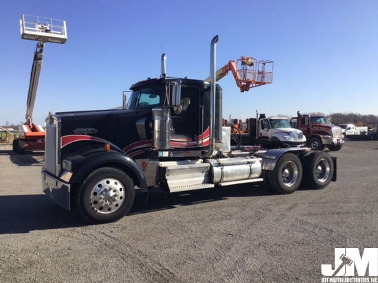 2007 KENWORTH W900 VIN: 1XKWDBOX87J122198 TANDEM AXLE DAY CAB TRUCK TRACTOR