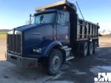 2000 KENWORTH T800 TRI-AXLE DUMP TRUCK VIN: 860627