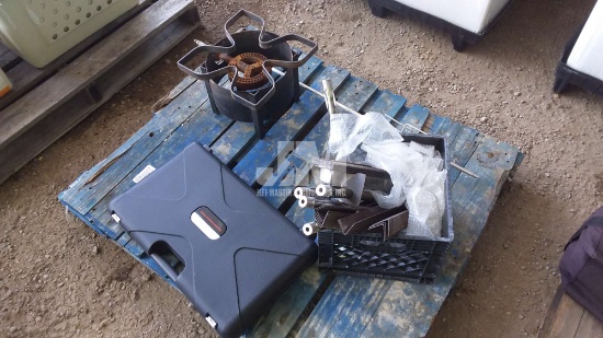 PALLET OF MISC. GRILL PARTS , GRILL SET & BURNER