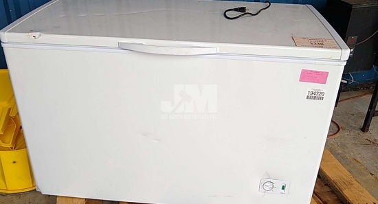 13.7 CU FT CHEST FREEZER, ***DOES NOT FREEZE***
