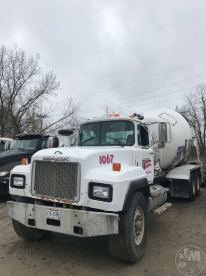 2000 MACK RD690S TANDEM AXLE REAR DISCHARGE MIXER TRUCK VIN: 1M2P289C7YM030990