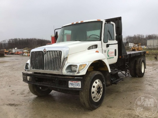 2004 INTERNATIONAL 7400 VIN: 1HTWDAAR64J027465 REGULAR CAB FLATBED TRUCK