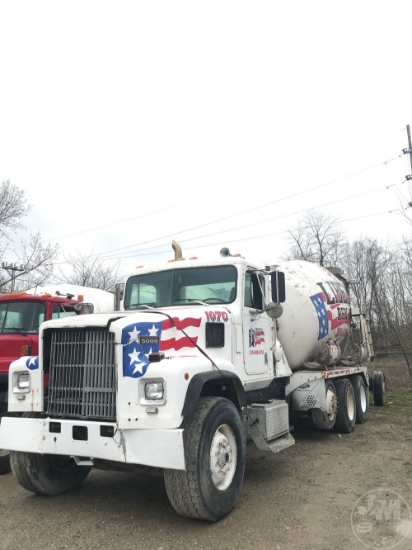 1999 INTERNATIONAL 5000 TRI-AXLE REAR DISCHARGE MIXER TRUCK VIN: 1HTTWAHTXXJ003429