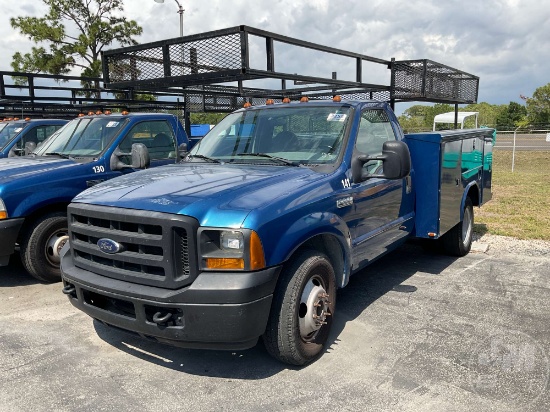 2005 FORD F-350 S/A UTILITY TRUCK VIN: 1FDWF36555EB31007