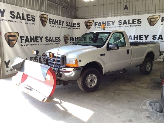 2001 FORD F-350 REGULAR CAB 4X4 1 TON TRUCK VIN: 1FTSF31S71ED01328