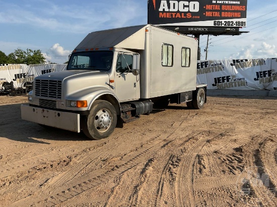 1999 INTERNATIONAL 4900 VIN: 1HTSDAAN1XH648099 S/A TOTER TRUCK