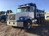 2000 VOLVO TRUCK WG64 TRI-AXLE DUMP TRUCK VIN: 4V5JC2UF1YN870537