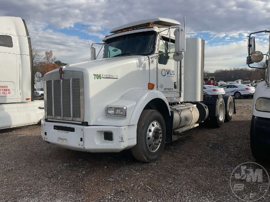 2013 KENWORTH T8 SERIES VIN: 1XKDD49X3DJ356055 TANDEM AXLE DAY CAB TRUCK TRACTOR