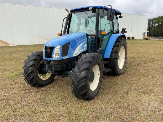 NEW HOLLAND BCC8220 4X4 TRACTOR