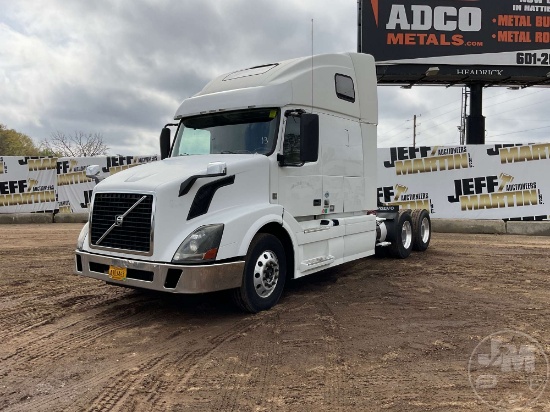 2013 VOLVO TRUCK VNL TANDEM AXLE TRUCK TRACTOR VIN: 4V4NC9EH0DN139963