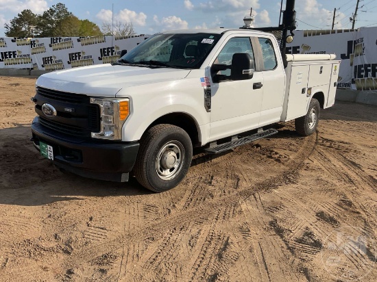 2017 FORD F-250 XL S/A UTILITY TRUCK VIN: 1FD7X2A60HEC57968