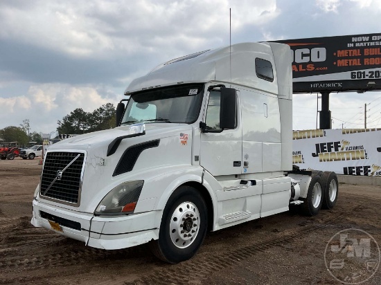 2013 VOLVO TRUCK VNL TANDEM AXLE TRUCK TRACTOR VIN: 4V4NC9EH3DN139956