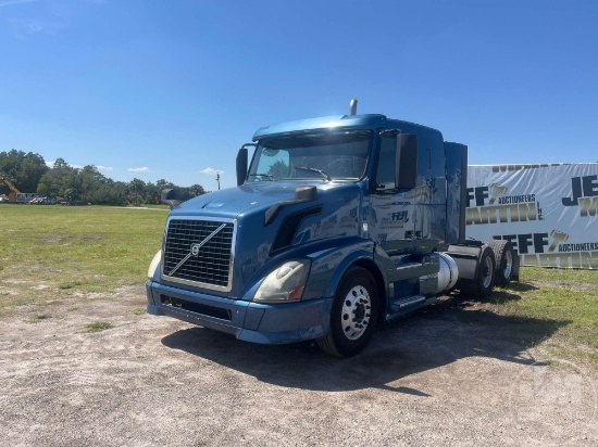 2014 VOLVO TRUCK VNL TANDEM AXLE TRUCK TRACTOR VIN: 4V4NC9EH5EN172412