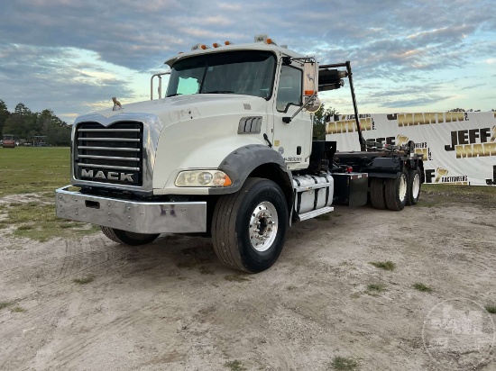 2015 MACK GU813 T/A ROLL OFF TRUCK VIN: 1M2AX13C6FM028832