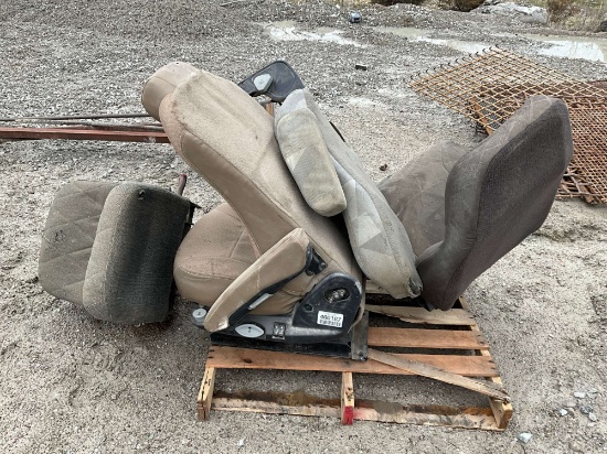 PALLET WITH (4) COMMERCIAL TRUCK AIR RIDE SEATS AND (2)