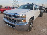 2015 CHEVROLET 3500HD SILVERADO CREW CAB 4X4 FLATBED TRUCK VIN: 1GC4KYC8XFF150425