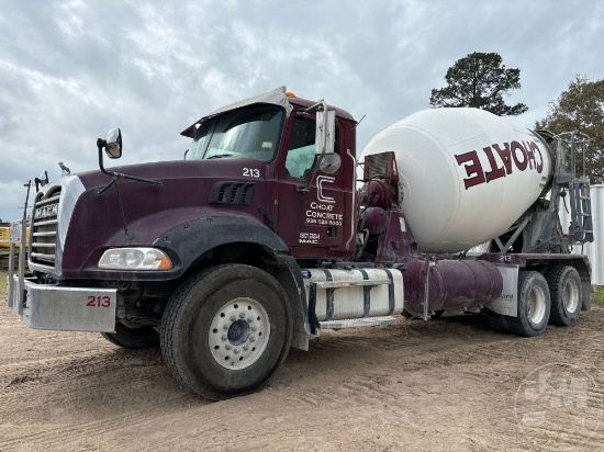 2018 MACK GU813 GRANITE TANDEM AXLE REAR DISCHARGE MIXER TRUCK VIN: 1M2AX13C0JM041469