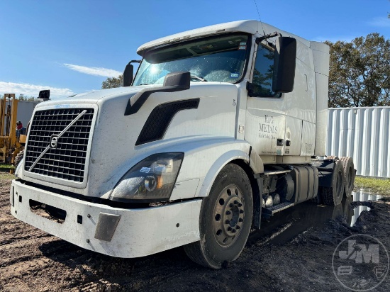 2012 VOLVO  VNL TANDEM AXLE TRUCK TRACTOR VIN: 4V4NC9EJXCN554273