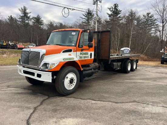 2005 INTERNATIONAL 7400 TANDEM AXLE REGULAR CAB FLATBED TRUCK VIN: 1HTWGAAR15J042478