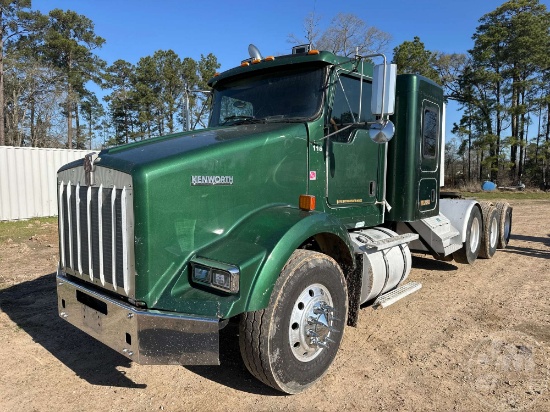 2003 KENWORTH T800 HEAVY HAUL TRI AXLE TRUCK TRACTOR VIN: 1XKDDB9X63J703400