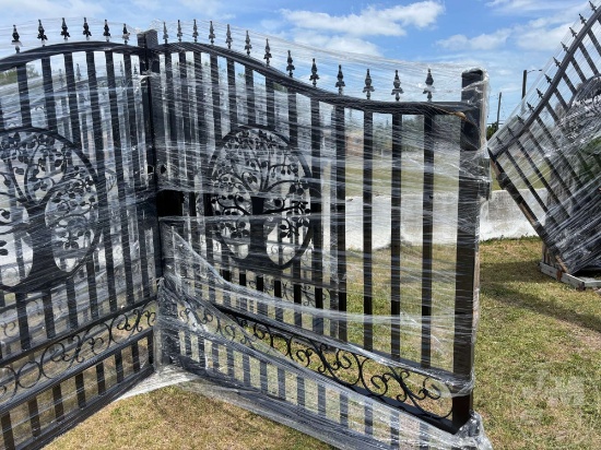 DECORATIVE GATE WITH TREE