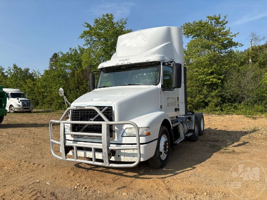2015 VOLVO TRUCK VNM TANDEM AXLE DAY CAB TRUCK TRACTOR VIN: 4V4MC9EG2FN914432