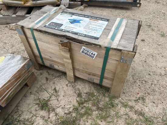 UNUSED LANDHONOR 200 LB  CAST IRON ANVIL
