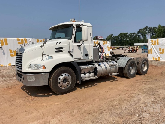 2016 MACK CXU 613 (PINNACLE) TANDEM AXLE DAY CAB TRUCK TRACTOR VIN: 1M1AW02Y7GM059944