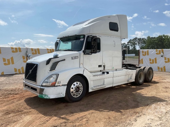 2014 VOLVO TRUCK VNL TANDEM AXLE TRUCK TRACTOR VIN: 4V4NC9EH1EN161715