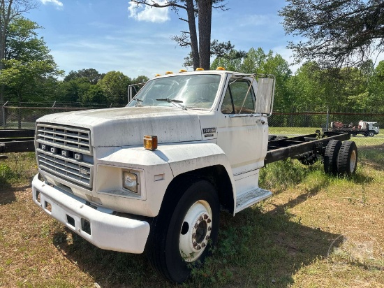FORD F-700 S/A FLATBED TRUCK
