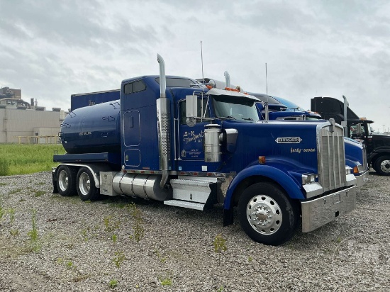 1996 KENWORTH W900B TANDEM VACUUM TRUCK VIN: 1XKWD69X5TJ685018