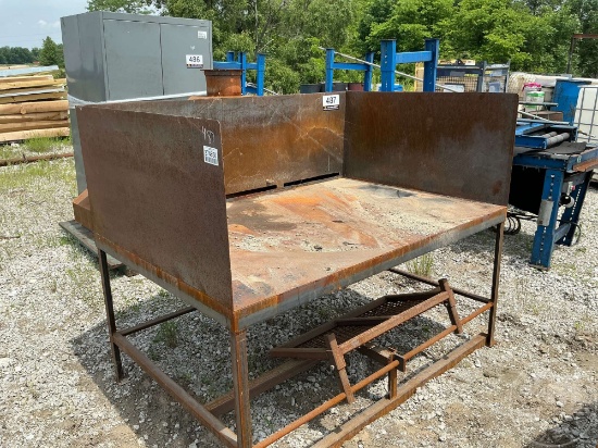 METAL TABLE WITH VENT