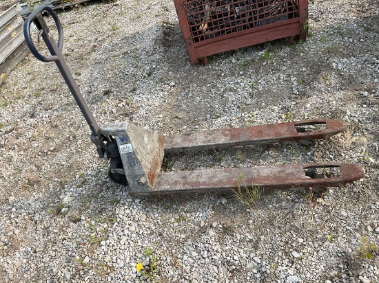 A PALLET JACK & PALLET OF MISCELLANEOUS ITEMS