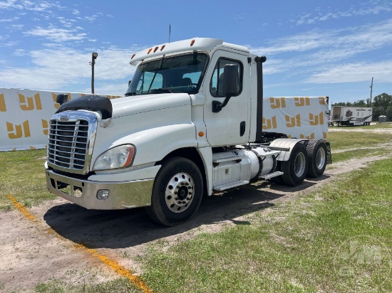 2015 FREIGHTLINER CASCADIA TANDEM AXLE DAY CAB TRUCK TRACTOR VIN: 3AKJGEBG3FDGH3847