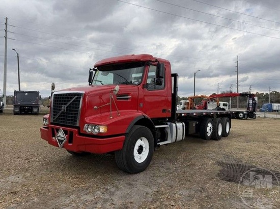 2014 VOLVO TRUCK VHD TRI-AXLE REGULAR CAB FLATBED TRUCK VIN: 4V5K99EG7EN163957