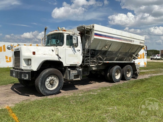 2001 MACK DM690S TANDEM AXLE REAR DISCHARGE PLACEMENT TRUCK VIN: 1M2B221C91M028473