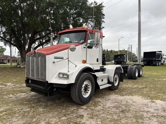 2011 KENWORTH T8 SERIES TRI-AXLE CAB & CHASSIS VIN: 1NKDL70X5BJ948341