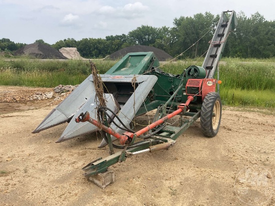 1972 AVCO NEW IDEA 324 SN: 246110 2 ROW CORN PICKER