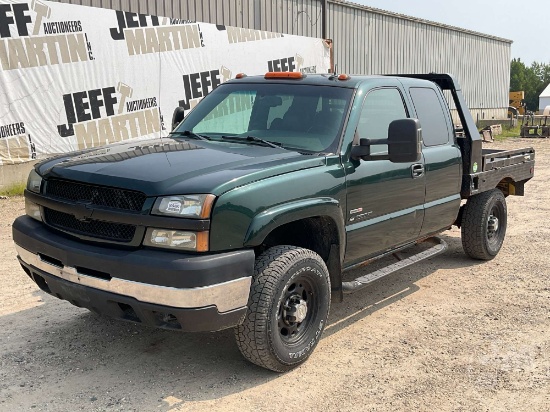 2003 CHEVROLET SILVERADO LT SINGLE AXLE EXTENDED CAB 4X4 FLATBED TRUCK VIN: 1GCHK29143E216297