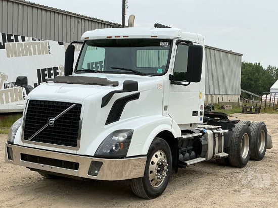 2015 VOLVO TRUCK VNL TANDEM AXLE DAY CAB TRUCK TRACTOR VIN: 4V4NC9EG9FN924881