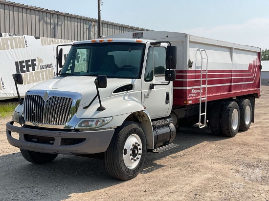2002 INTERNATIONAL MF035 (4400 SERIES) TANDEM AXLE GRAIN TRUCK VIN: 1HTMSADR12J035222