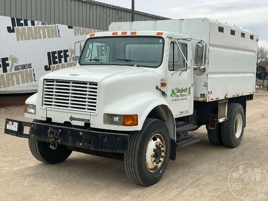 1999 INTERNATIONAL 4700 S/A CHIPPER DUMP TRUCK VIN: 1HTSCAAP0XH672432