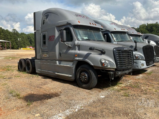 2015 FREIGHTLINER CASCADIA TANDEM AXLE SLEEPER TRUCK TRACTOR VIN: 1FUJGLD5XFLGF6177