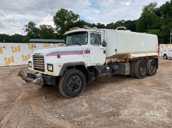 1997 MACK RD690S TANDEM AXLE WATER TRUCK VIN: 1M2P264C9VM023675
