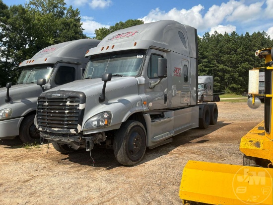 2015 FREIGHTLINER CASCADIA TANDEM AXLE SLEEPER TRUCK TRACTOR VIN: 1FUJGLD51FLGD3774