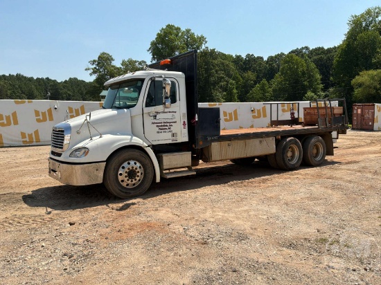 2005 FREIGHTLINER COLUMBIA TANDEM AXLE REGULAR CAB STAKE BED TRUCK VIN: 1FUJF0DE05LU94092