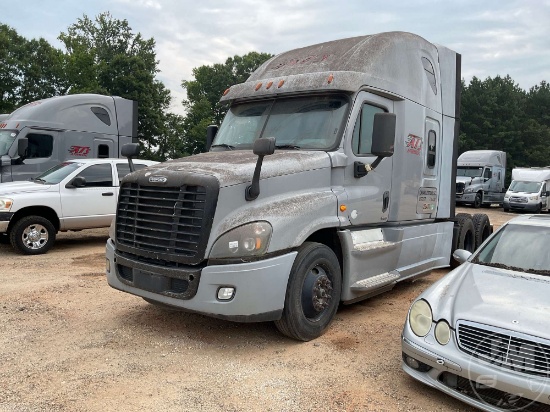 2015 FREIGHTLINER CASCADIA TANDEM AXLE SLEEPER TRUCK TRACTOR VIN: 1FUJGLD58FLGD3772