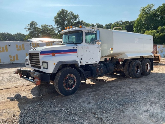 1997 MACK RD690S TANDEM AXLE WATER TRUCK VIN: 1M2P264C0VM023676